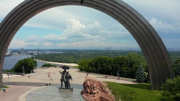 Vista panorámica aérea del Arco de la Amistad de los Pueblos en Kiev — Vídeos de Stock