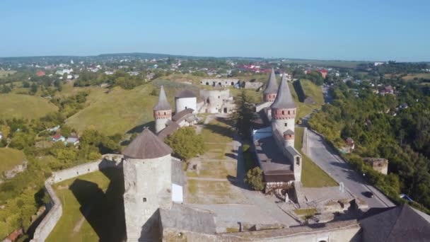 Légi kilátás a romok egy nagy középkori vár Európában. — Stock videók