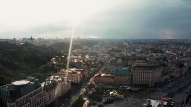 Kyiv 'in hava gün batımı görüntüsü. Şehir merkezine yakın güzel sokaklar..