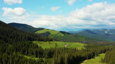 Alplerdeki cennet manzarasının panoramik hava manzarası