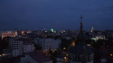 Ukrayna 'nın başkenti Kyiv' in havadan karanlık manzarası.