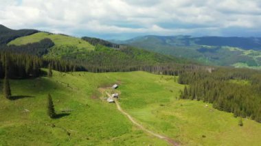 Alplerdeki cennet manzarasının panoramik hava manzarası