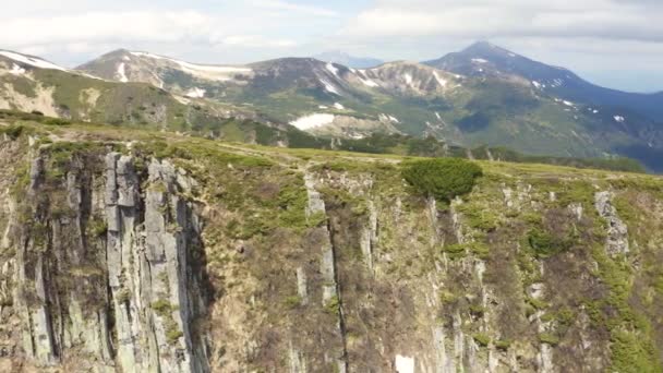 Veduta aerea panoramica dell'idilliaco paesaggio montano delle Alpi — Video Stock