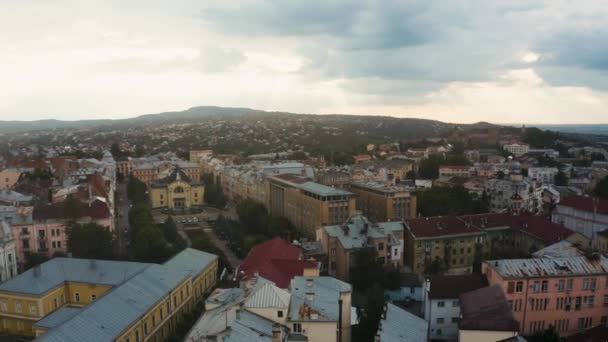 Hermosa vista aérea de la ciudad de Chernivtsi desde el oeste de Ucrania. — Vídeos de Stock