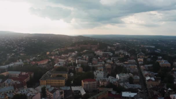 Prachtig uitzicht vanuit de lucht op de Tsjernivtsi stad van boven West-Oekraïne. — Stockvideo
