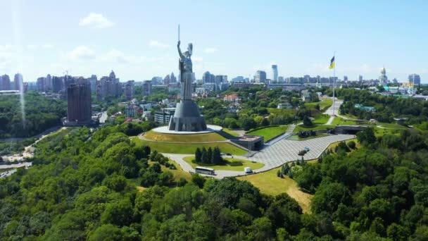 Вид с воздуха на памятник Родине-матери в Киеве. — стоковое видео