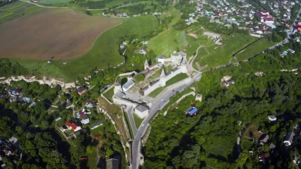 Luchtfoto van de ruïnes van een groot middeleeuws kasteel in Europa. — Stockvideo