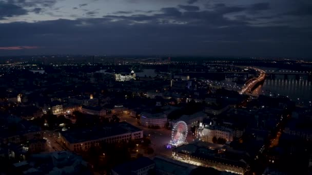 Vista aérea oscura del centro de la ciudad de Kiev, Ucrania. — Vídeos de Stock