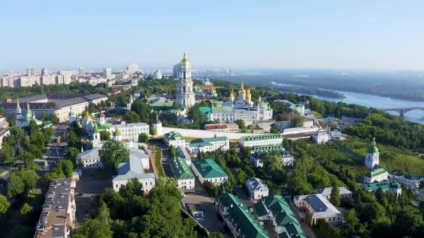 Magisch uitzicht vanuit de lucht op het klooster van Kiev Pechersk Lavra — Stockvideo