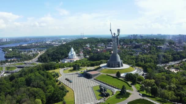 Vista aérea del monumento a la Madre Patria en Kiev. — Vídeos de Stock