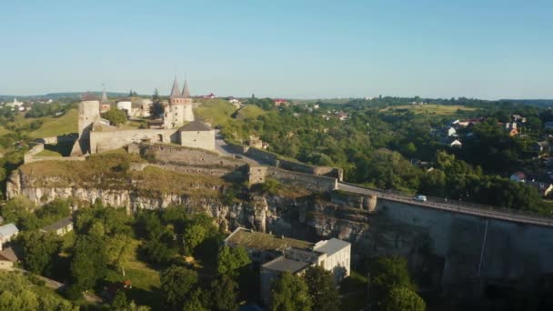 Luchtfoto van de ruïnes van een groot middeleeuws kasteel in Europa. — Stockvideo