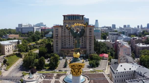 Vista aérea de Kiev Ucrania por encima de Maidan Nezalezhnosti Monumento a la Independencia. — Vídeo de stock