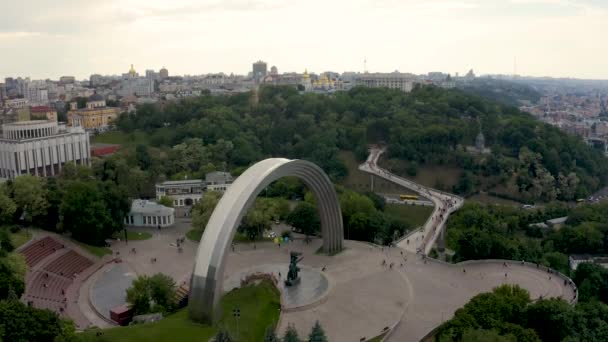 Vista panorámica aérea del Arco de la Amistad de los Pueblos en Kiev — Vídeos de Stock