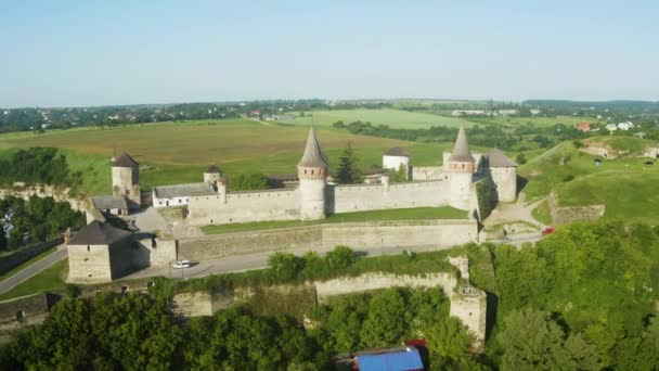 Vista aérea de las ruinas de un gran castillo medieval en Europa. — Vídeo de stock