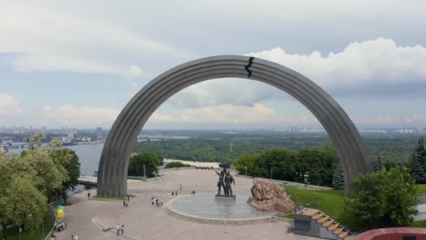 基辅人民友谊拱门的空中全景 — 图库视频影像