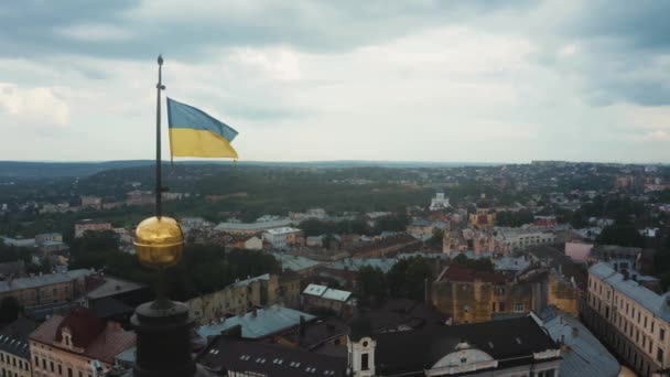 Vinka nationell flagga i Ukraina på taket av byggnaden — Stockvideo