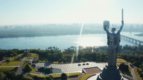 Вид с воздуха на памятник Родине-матери в Киеве. — стоковое видео