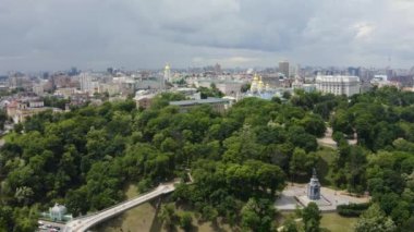 Kyiv 'deki Halkların Dostluk Kemeri' nin hava panoramik görüntüsü