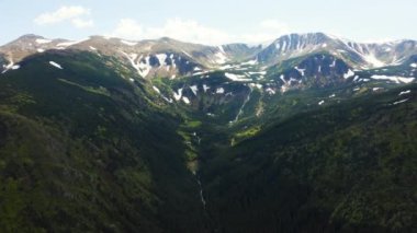 İsviçre Alpleri 'nin muhteşem dağ manzarası ve yürüyüş patikası