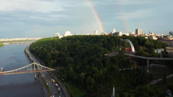 Vista panorâmica aérea dos povos Arco da Amizade em Kiev — Vídeo de Stock