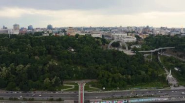 Kyiv 'in hava görüntüsü. Şehir merkezine yakın güzel sokaklar..