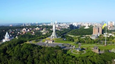 Ukrayna bayrağının rüzgarda dalgalanan havadan görünüşü Kyiv şehrine karşı