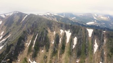 İsviçre Alpleri 'nin muhteşem dağ manzarası ve yürüyüş patikası