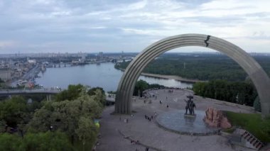 Kyiv 'deki Halkların Dostluk Kemeri' nin hava panoramik görüntüsü