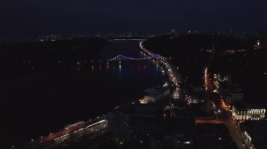 Ukrayna 'nın başkenti Kyiv' in havadan karanlık manzarası.