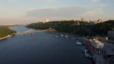 Kyiv 'in hava görüntüsü. Şehir merkezine yakın güzel sokaklar..