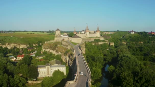 Vue aérienne des ruines d'un grand château médiéval en Europe. — Video