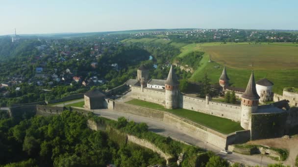 Vue aérienne des ruines d'un grand château médiéval en Europe. — Video