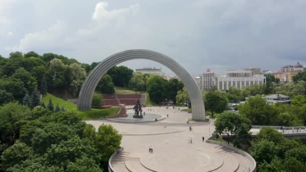 Vista panorâmica aérea dos povos Arco da Amizade em Kiev — Vídeo de Stock