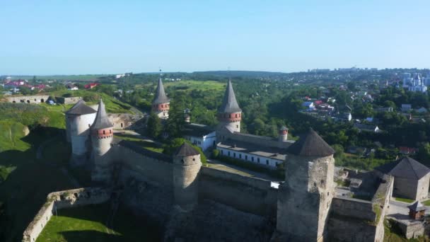 Légi kilátás a romok egy nagy középkori vár Európában. — Stock videók