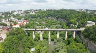 Kamyanets-Podilskyi 'deki vadi ve orman üzerindeki devasa taş köprü.