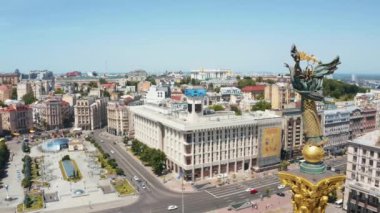 Meydan Nezalezhnosti Bağımsızlık Anıtı üzerindeki Kyiv Ukrayna 'nın havadan görünüşü.