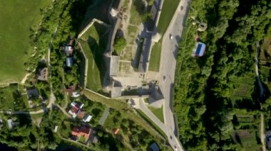 Avrupa 'da büyük bir ortaçağ şatosunun kalıntılarının havadan görünüşü.