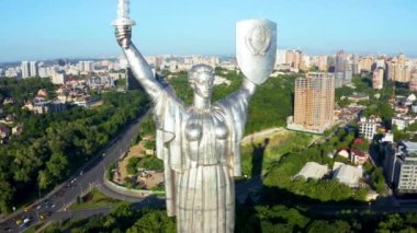Kiev 'deki Anavatan Anıtı' nın havadan görünüşü.