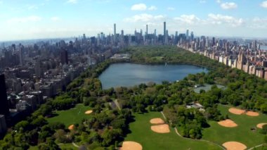 New York, ABD 'deki Central Park üzerinde uçuyor.. 
