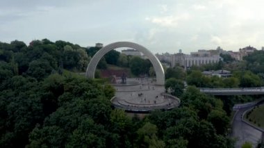 Kyiv 'deki Halkların Dostluk Kemeri' nin hava panoramik görüntüsü