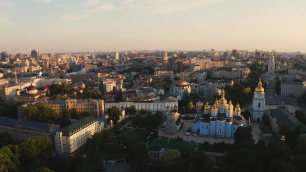 Atardecer aéreo mágico del monasterio de Kiev Pechersk Lavra — Vídeos de Stock