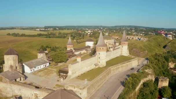 Légi kilátás a romok egy nagy középkori vár Európában. — Stock videók