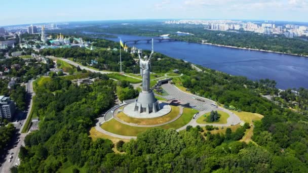 Vista aérea del monumento a la Madre Patria en Kiev. — Vídeos de Stock