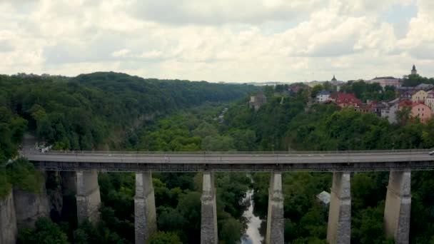 Kamyanets-Podilskyiの谷と森の上の巨大な石造りの橋 — ストック動画