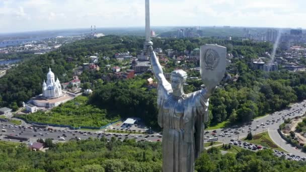 Vista aérea do monumento da Mãe Pátria em Kiev. — Vídeo de Stock