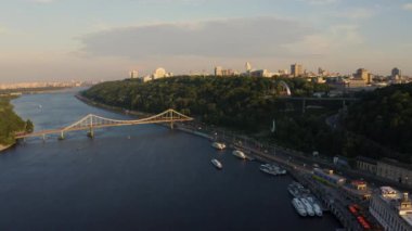 Kyiv 'in hava gün batımı görüntüsü. Şehir merkezine yakın güzel sokaklar..