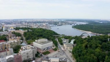 Kyiv 'in hava görüntüsü. Şehir merkezine yakın güzel sokaklar..