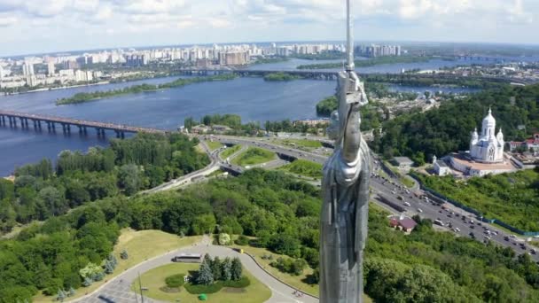 Vista aérea del monumento a la Madre Patria en Kiev. — Vídeos de Stock