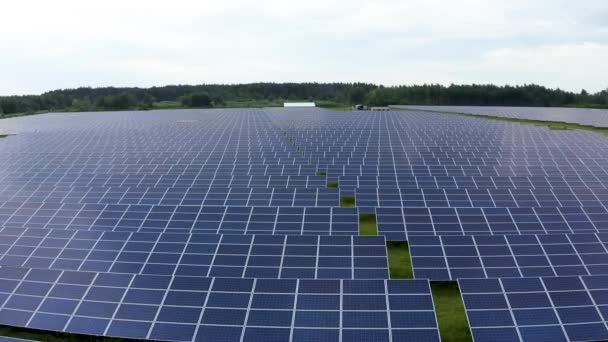 Vista aérea da central solar fotovoltaica. — Vídeo de Stock