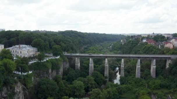 Enorme puente de piedra sobre el valle y el bosque en Kamyanets-Podilskyi — Vídeo de stock